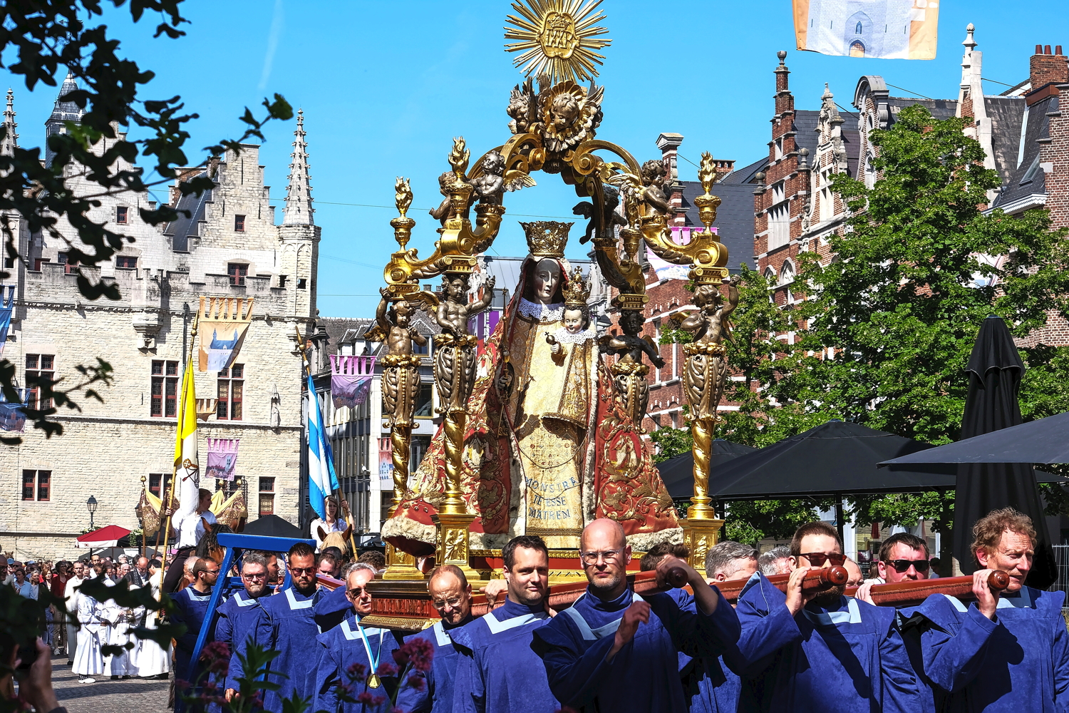 Het beeld van Onze-Lieve-Vrouw van Hanswijk houdt op 5 mei halt aan drie historische kerken in Mechelen. © vzw Hanswijk & Processie