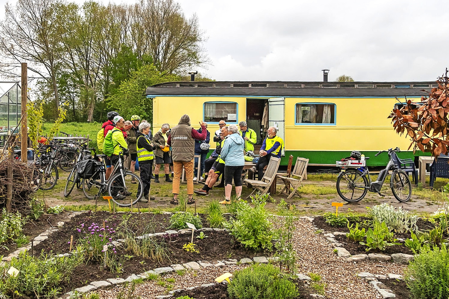 Deelnemers aan Dwars door Vlaanderen houden onderweg even halt aan projecten die in de lijn liggen van Broederlijk Delen. © Marc Peeters