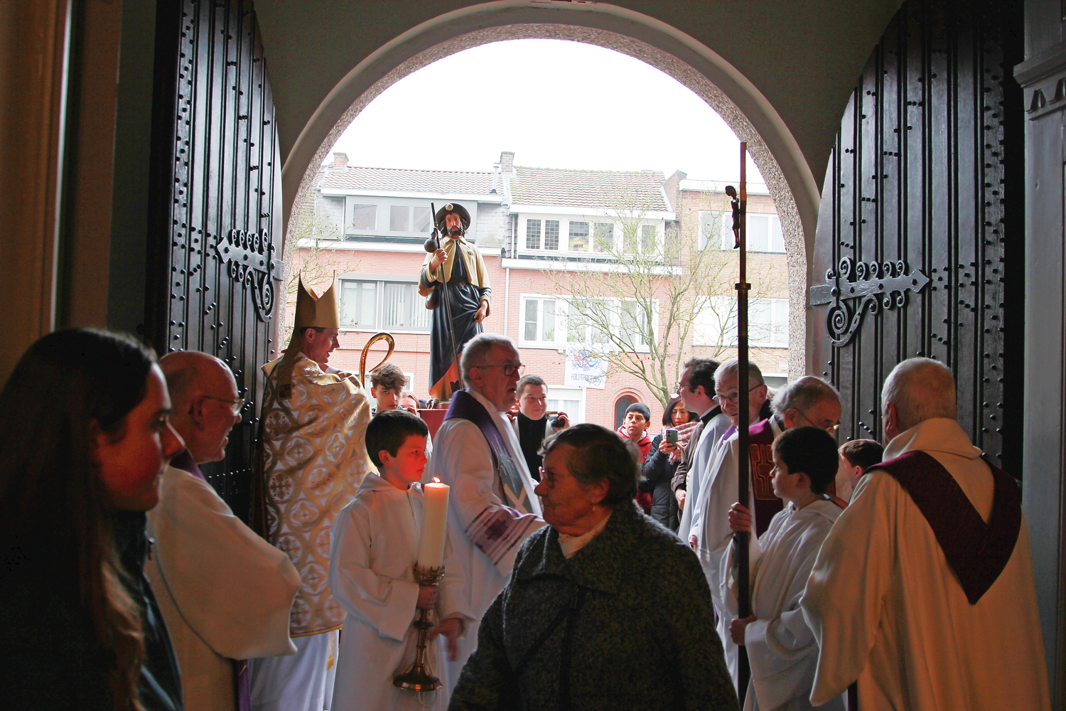 Onder grote belangstelling kwam Sint-Rochus terug thuis in de volledig gerestaureerde Sint-Rochuskerk in Halle. © Steven Gillijns