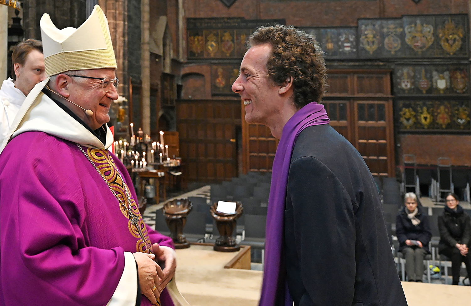 Tijdens de viering van de uitverkiezing tot het doopsel, op de eerste zondag van de vasten, krijgen de catechumenen een paarse sjaal overhandigd. © Firmin De Maître