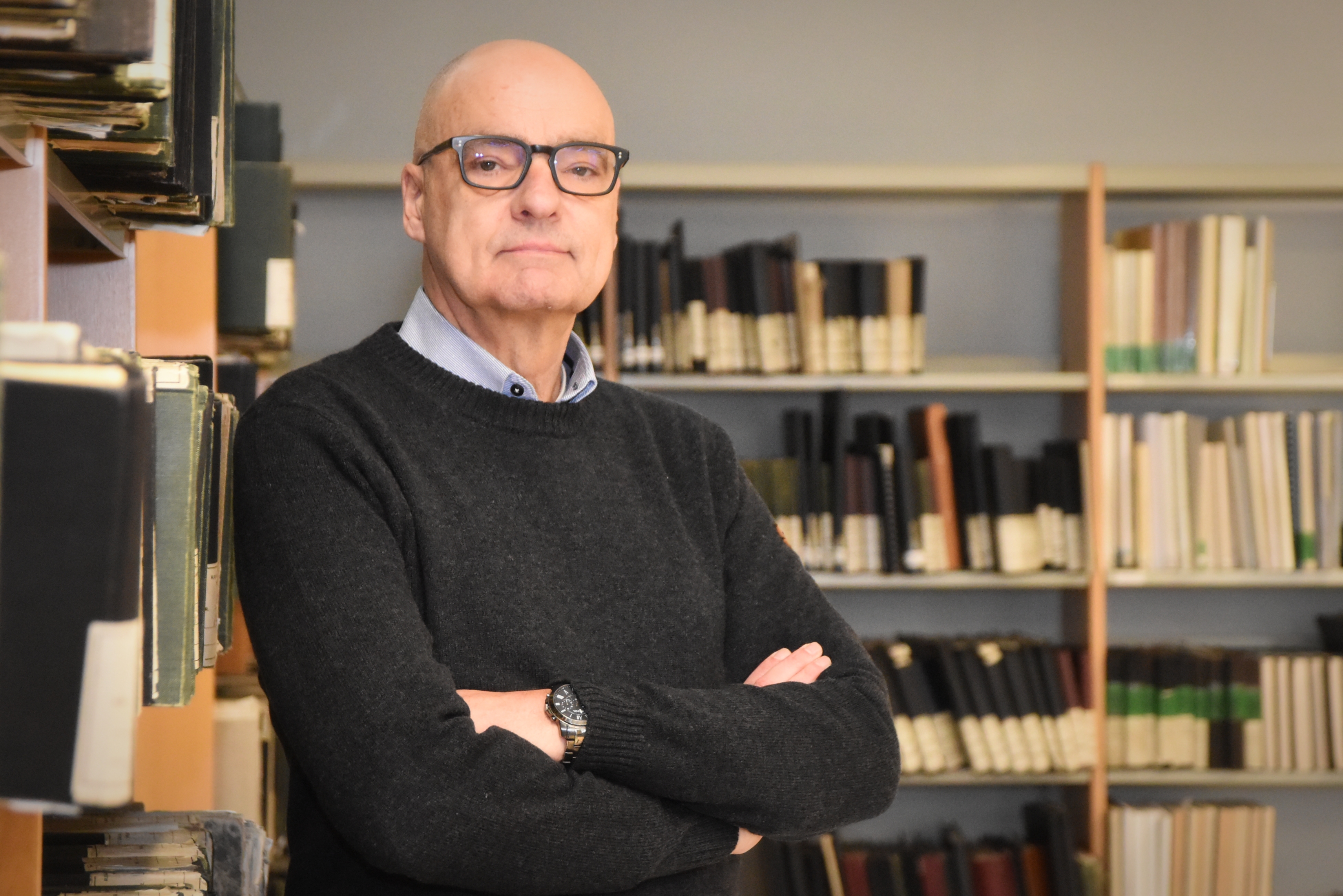 Rombout Nijssen tussen de geschiedenisboeken in het Rijksarchief in Hasselt.