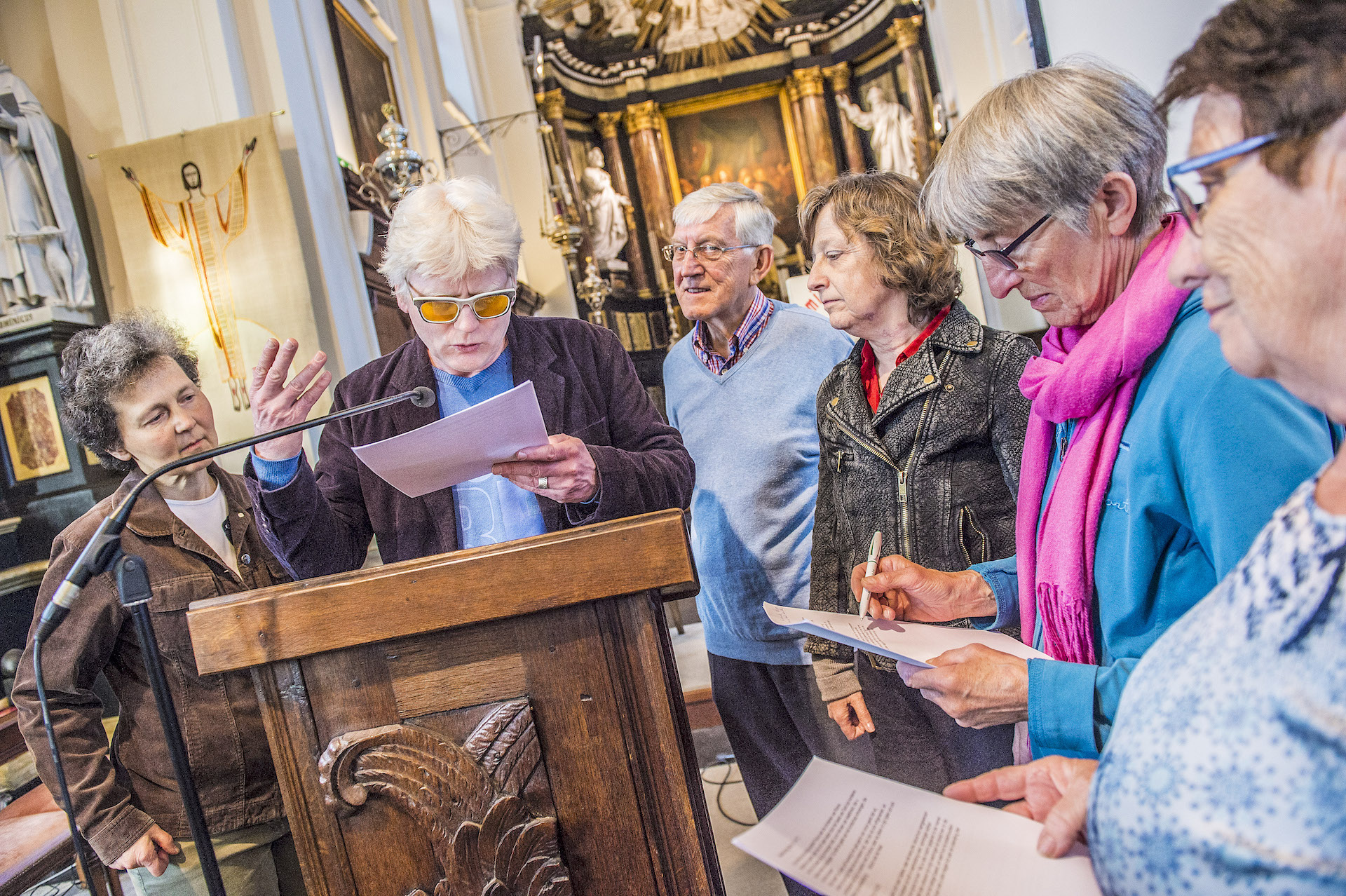 Maarten Van Rompaey toont hoe je ook een Bijbeltekst levendig voordraagt. © Frank Bahnmuller