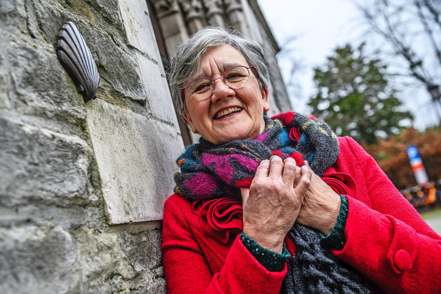 Heidi Verbruggen aan de Sint-Jacobskerk van Borsbeek, een van de achttien kerken in Vlaanderen gewijd aan Sint-Jacob. © Frank Bahnmuller