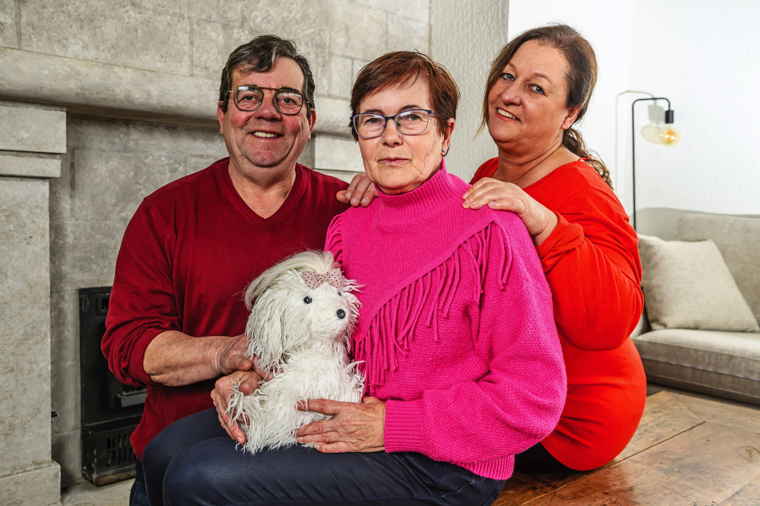 Carine, Jacqueline en Jos met een knuffel die verwijst naar de overleden maltezer Bo. © Frank Bahnmüller