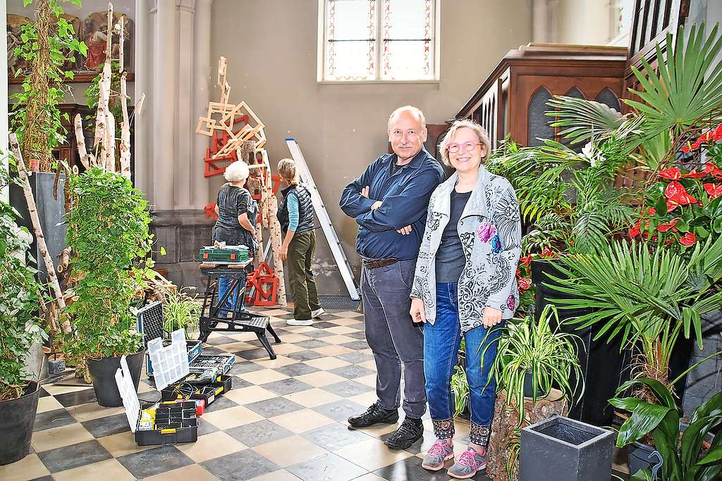 Priester Dirk Vannetelbosch en Ikebana-kunstenaar Ilse Beunen leggen de laatste hand aan de bloemententoonstelling. © Tony Dupont