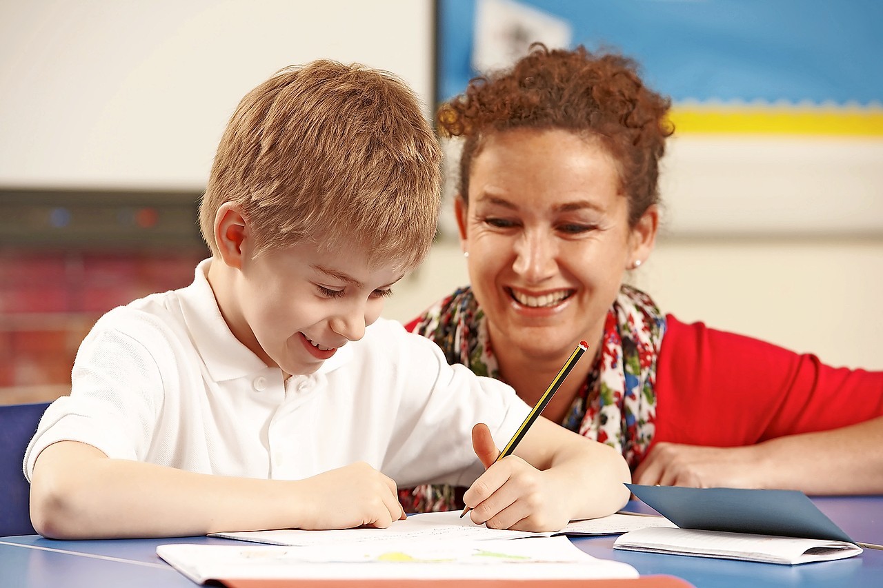 Personeelseden van steuncentra ondersteunen leerlingen met specifieke onderwijsbehoeften. © Shutterstock