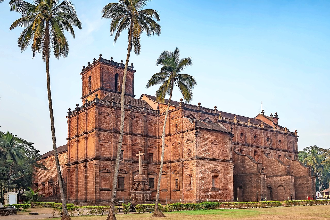 Bedevaarders bezoeken de Basílica do Bom Jesus, waar de relieken van de heilige Franciscus Xaverius worden vereerd. © Shutterstock