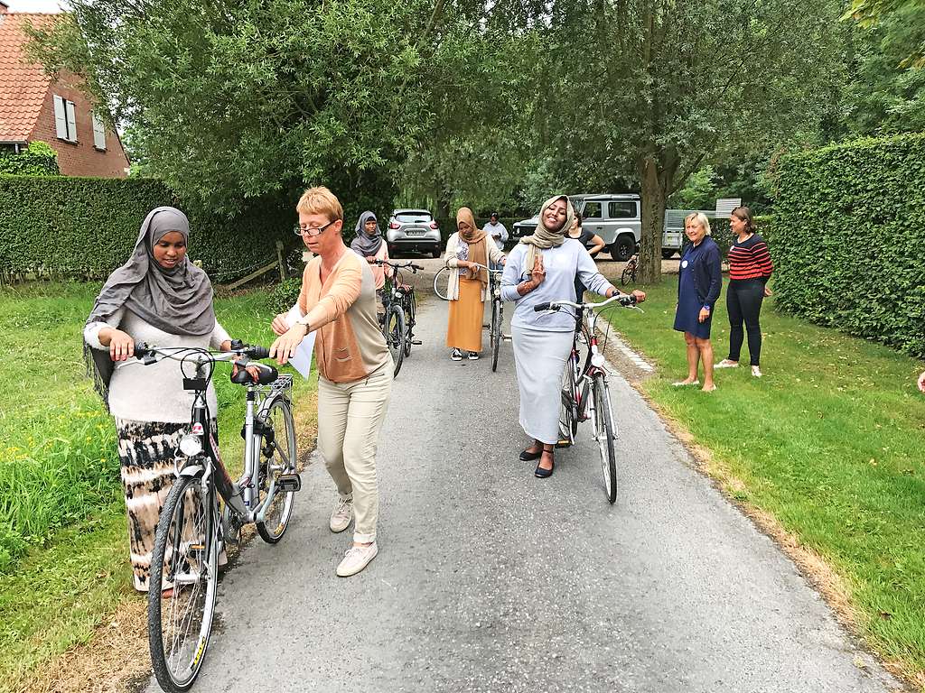 Vrijwilligers van Karibu in Anzegem leren nieuwkomers fietsen. © Karibu Anzegem