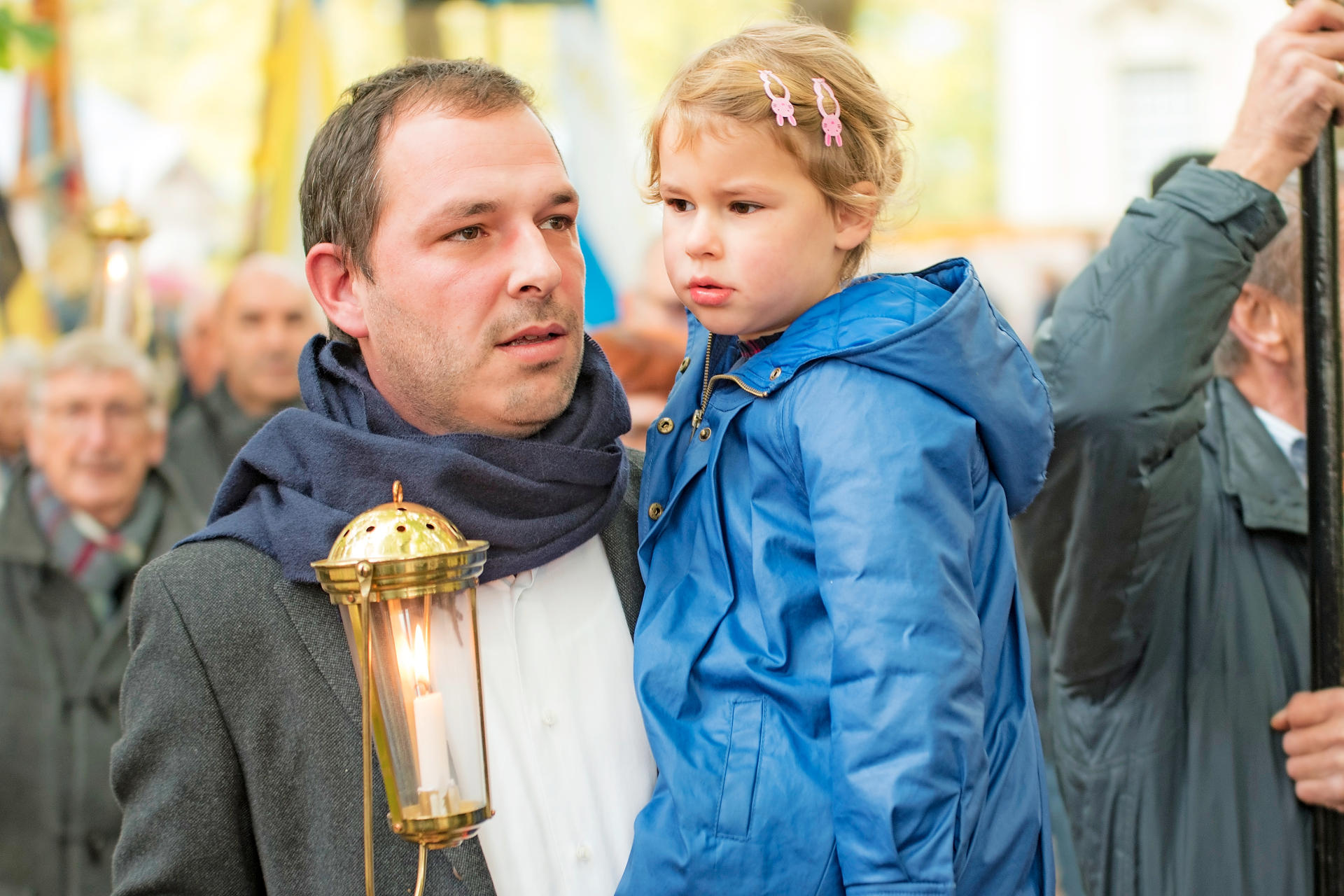 Voor de Kaarskensprocessie, afsluiter van het bedevaartseizoen, trotseert jong en oud graag de regen. © Gust De Flem