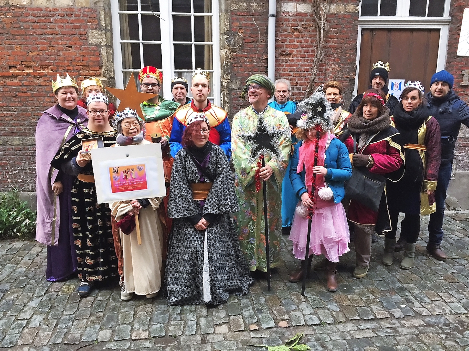 De theatergroep in vol ornaat voor de opvoering van een toneelstuk. © Marleen D’Joos