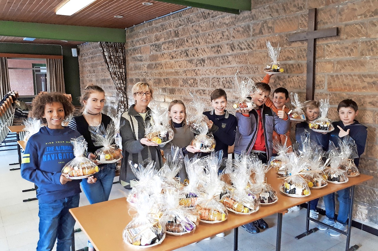 De vormelingen van catechist Martine Duchateau hielpen onlangs met het organiseren van een solidair ontbijt. © Hilde Claes