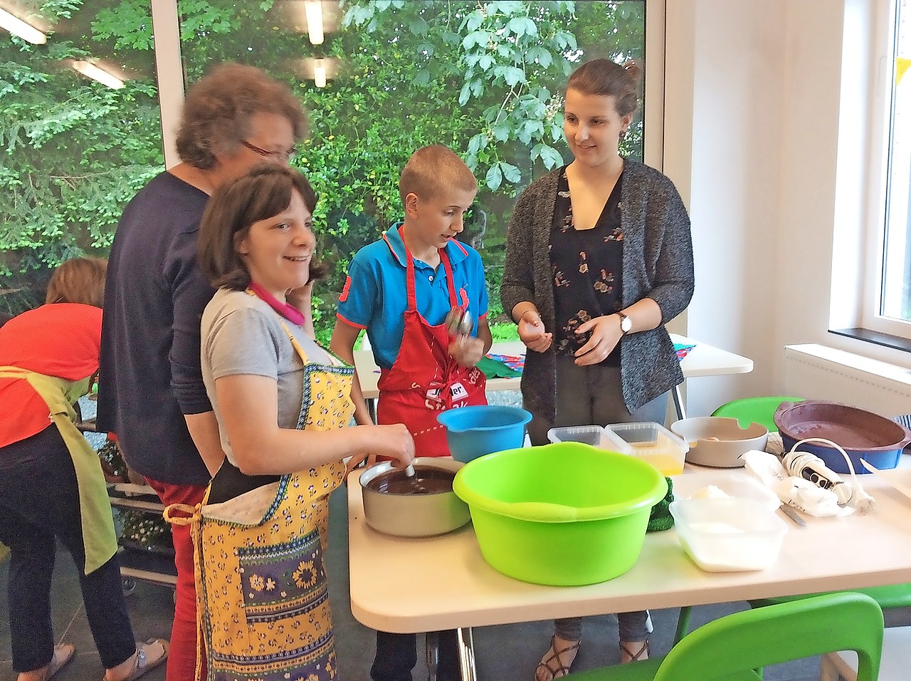 Meghann (links vooraan) druk in de weer in de keuken. © Sigrid Devleminck