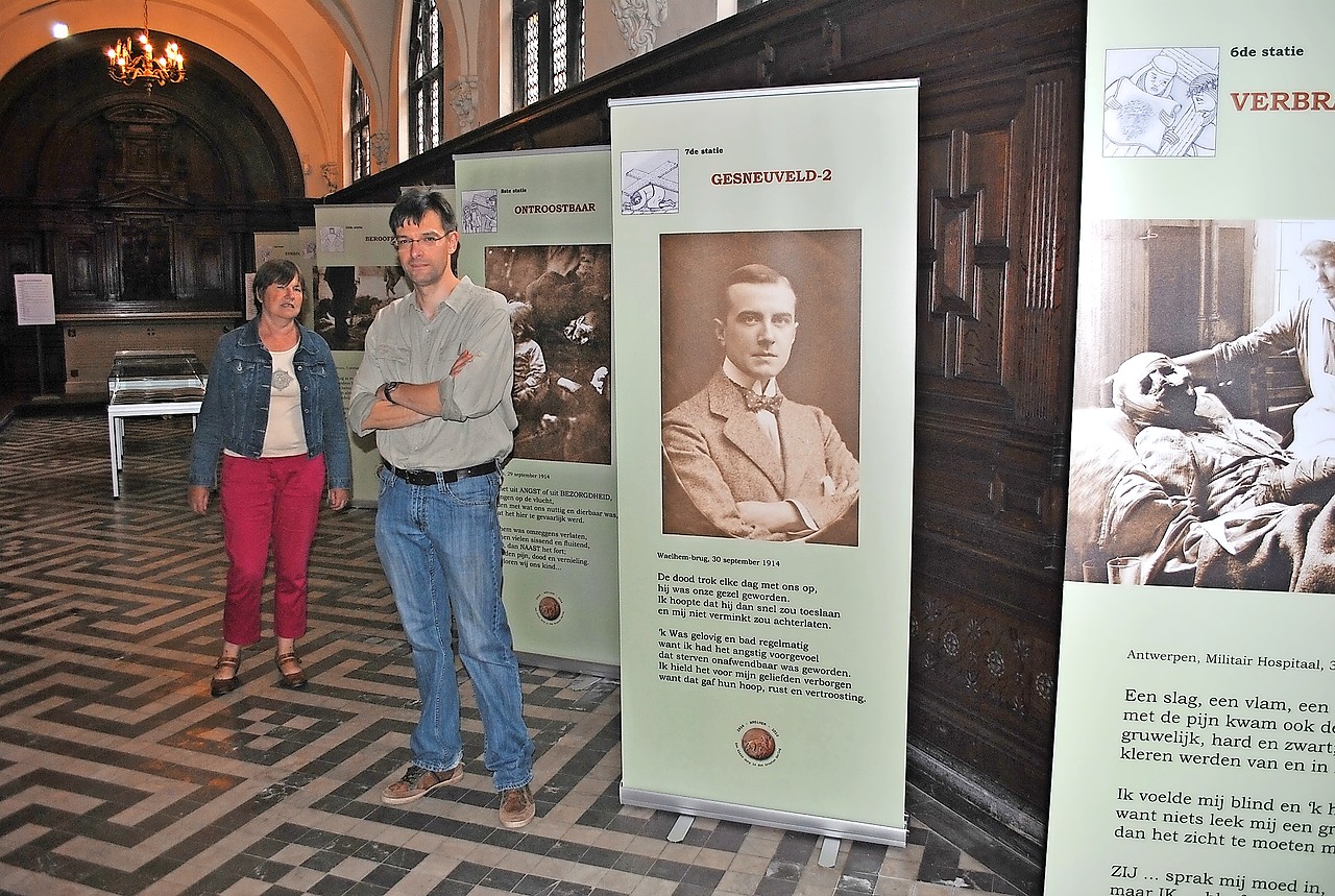 Tom Van Buggenhout (rechts) bij de foto van Jean Cossee de Maulde, de zevende statie in de kruisweg. © Filip Ceulemans