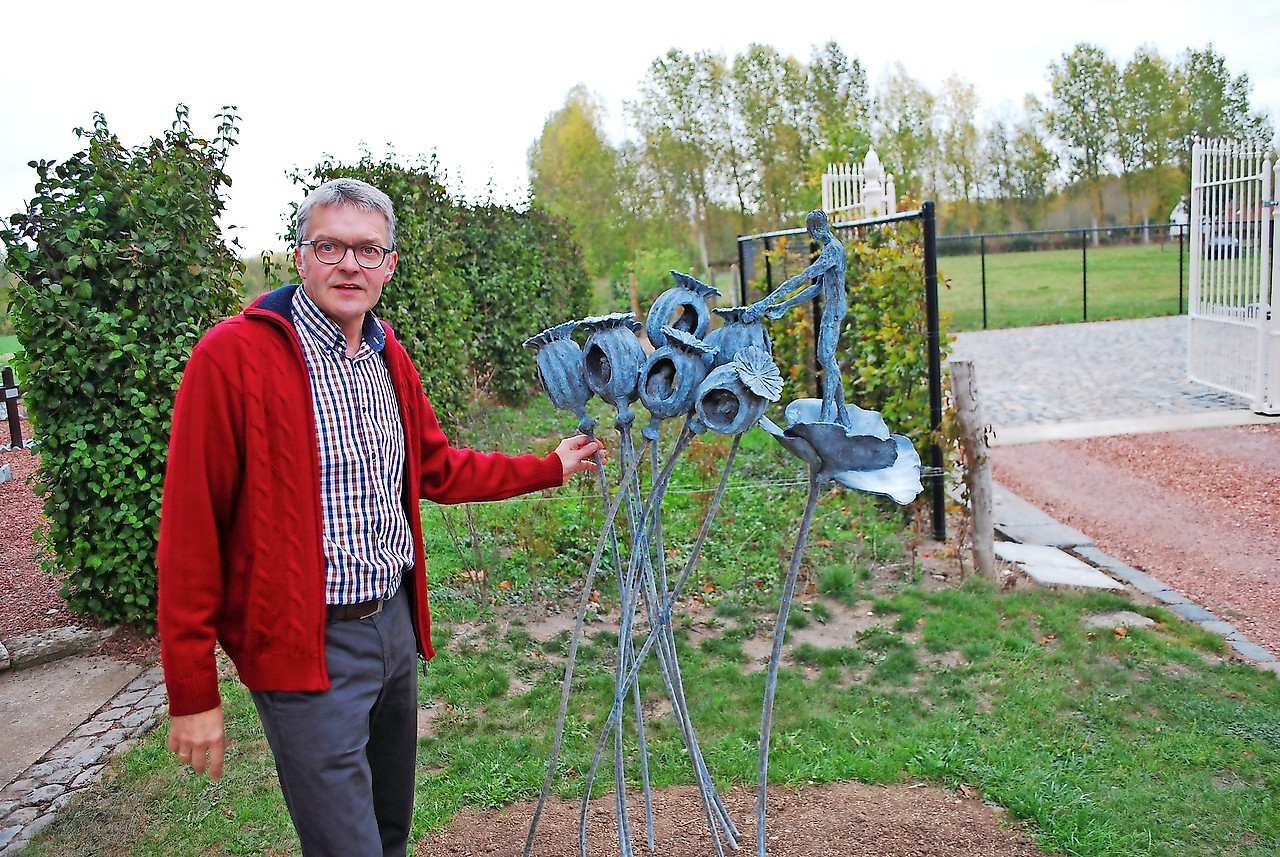 Luc Lowel bij het onlangs onthulde gedenkbeeld voor de burgerslachtoffers in Helen-Bos. © Filip Ceulemans