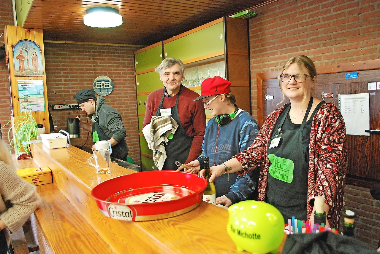 Danny (tweede van links) wast af terwijl Esther Drost (rechts) toezicht houdt. © Filip Ceulemans