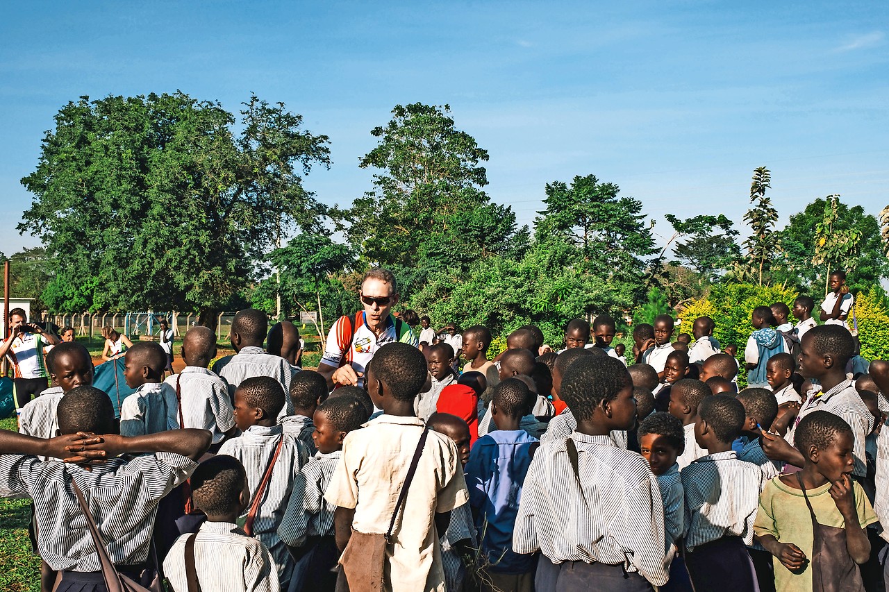 Overal waar hij met de fiets kwam, werd Luc Pauwels omstuwd door kinderen. © Inneke Gebruers