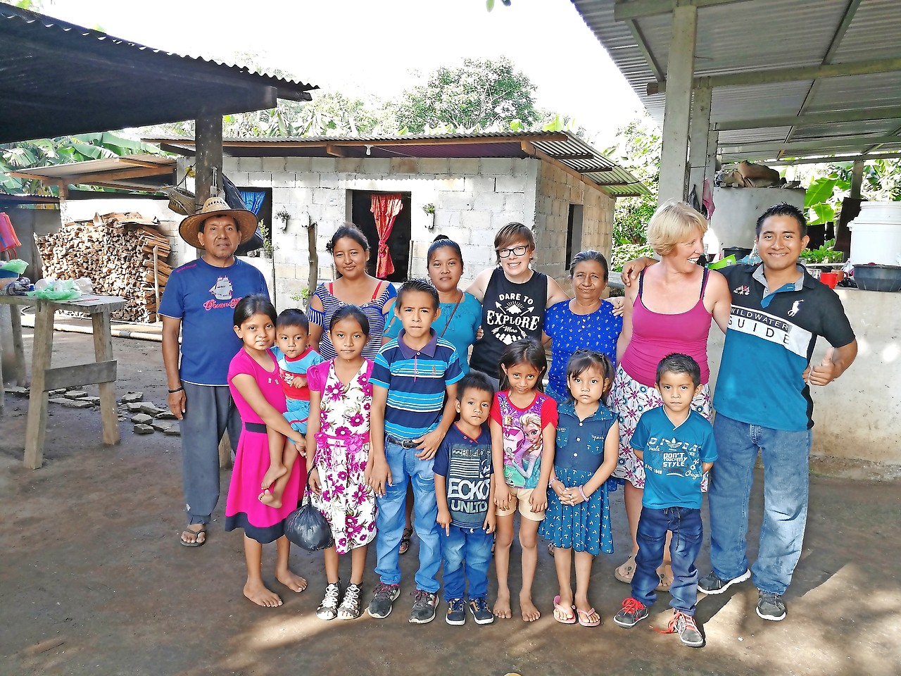 Anje Snauwaert met de leden van haar uitgebreide Guatemalteeks gastgezin. © Anje Snauwaert