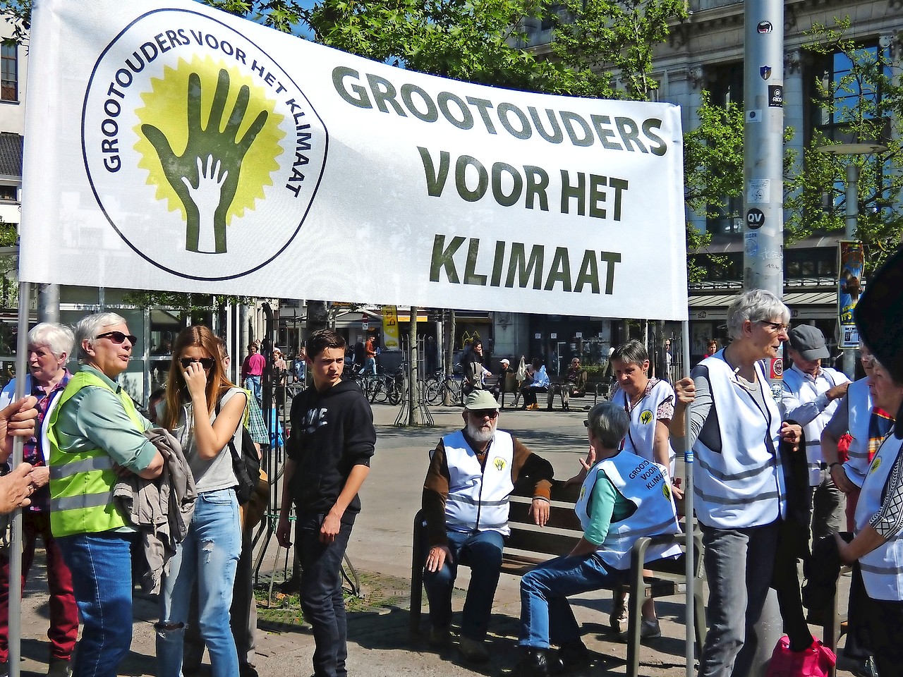 Grootouders voor het Klimaat zijn zichtbaar aanwezig op de klimaatmarsen van Youth for Climat. © Tijs Vanderstappen