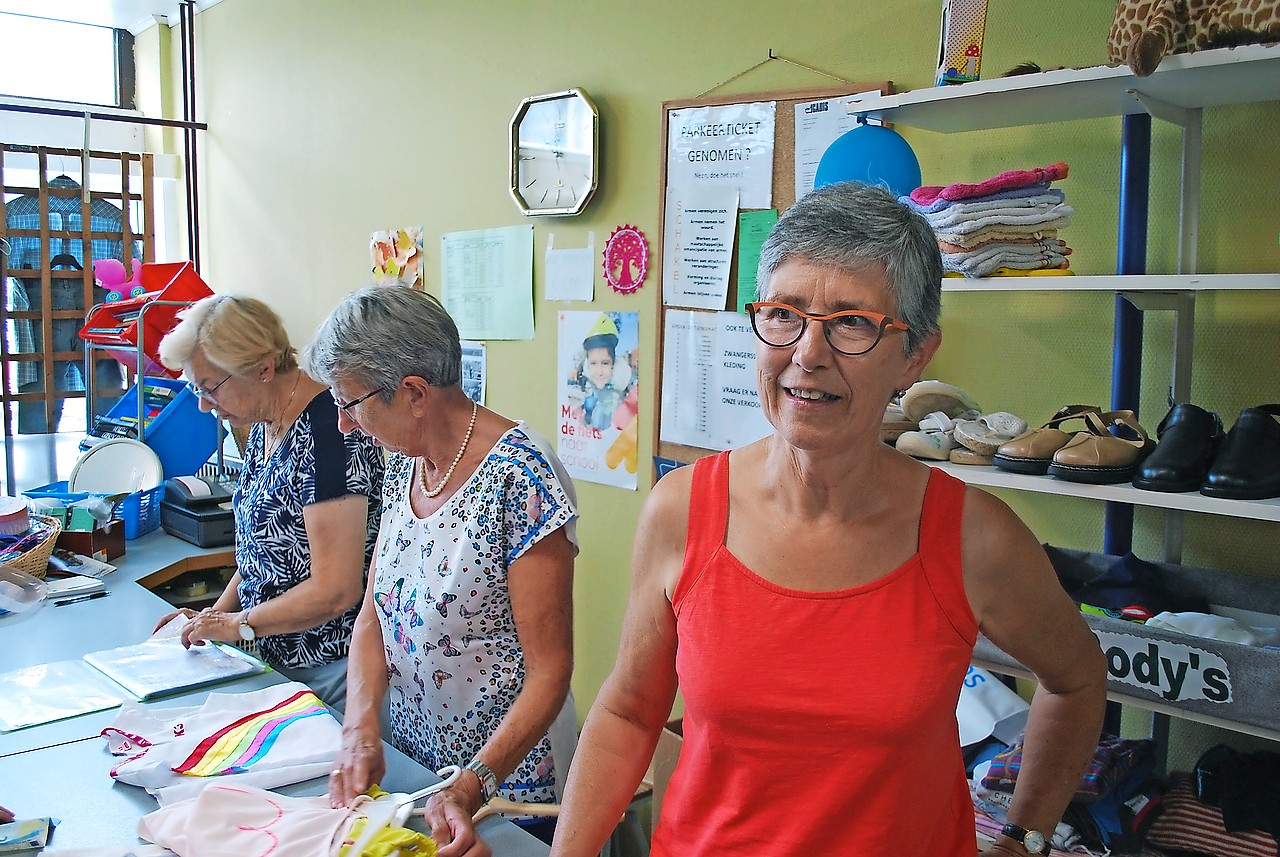 Marleen Van den Mooter (rechts) is al een kwarteeuw vrijwilliger bij De Schakel. © Filip Ceulemans