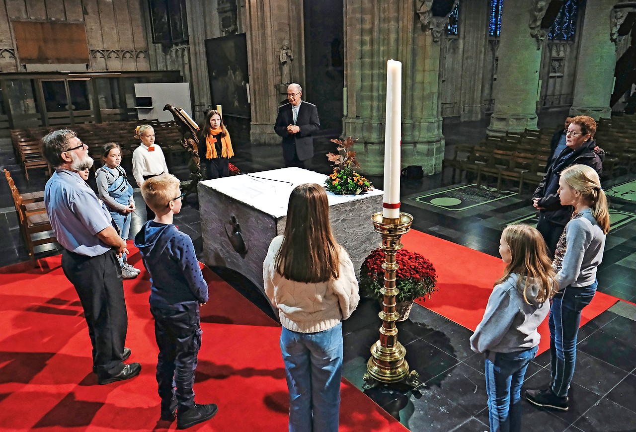 Het vragenuurtje in de Onze-Lieve-Vrouw-over-de-Dijle wordt afgesloten met een moment van stilte en gebed. © Bart Dewaele