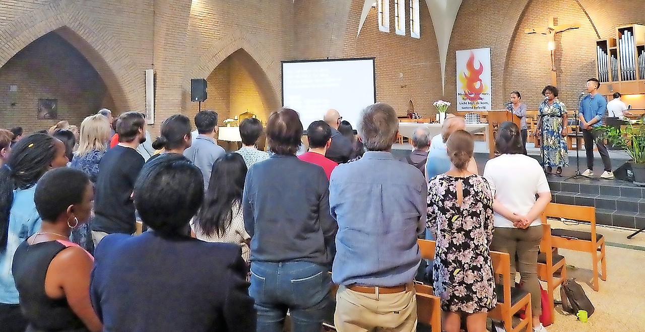 De zondagse eucharistieviering wordt massaal bijgewoond door een internationaal gezelschap. © Rob Van den Heuvel