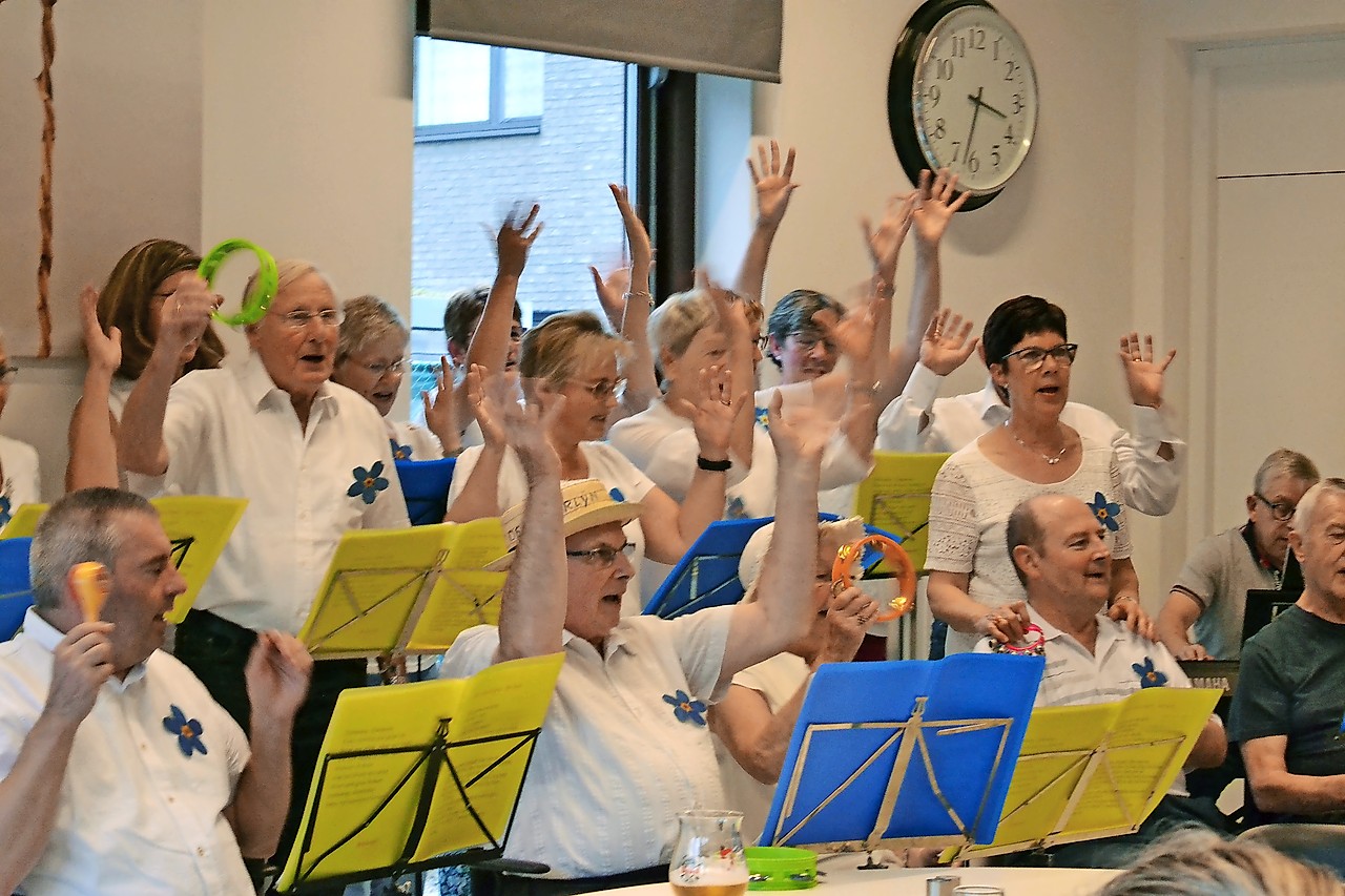 Het eerste optreden van de mensen met dementie en hun mantelzorgers groeide uit tot een klinkend succes. © Hilde De Weerdt