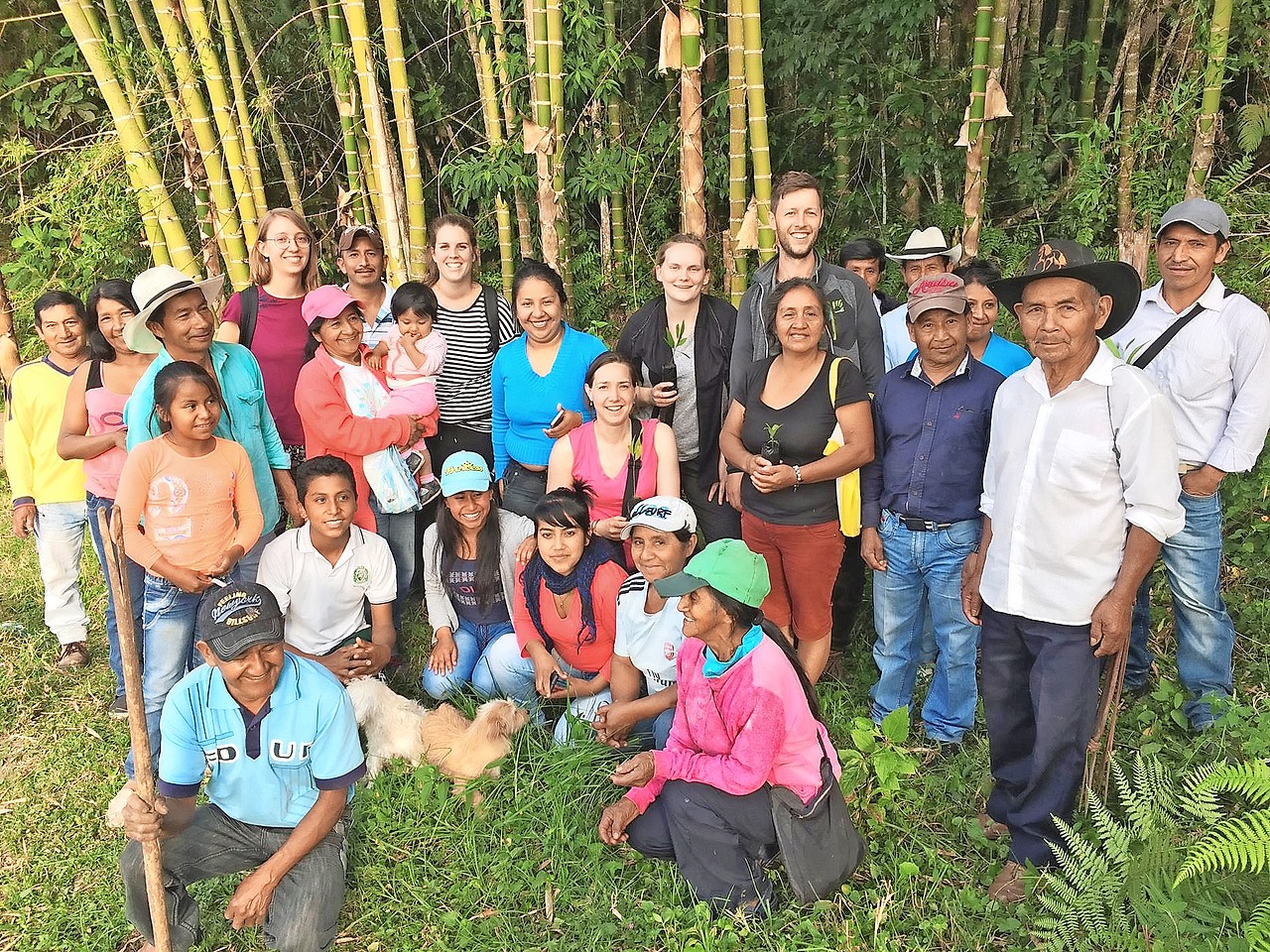 Inleefreiziger in Colombia (vierde van links op de achterste rij). © Ellen Van Cauwelaert