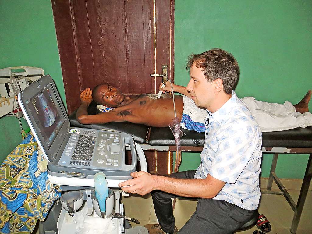 Len Verbeke onderzoekt een patiënt in het ziekenhuis in Budjala. © AZ Sint-Maarten