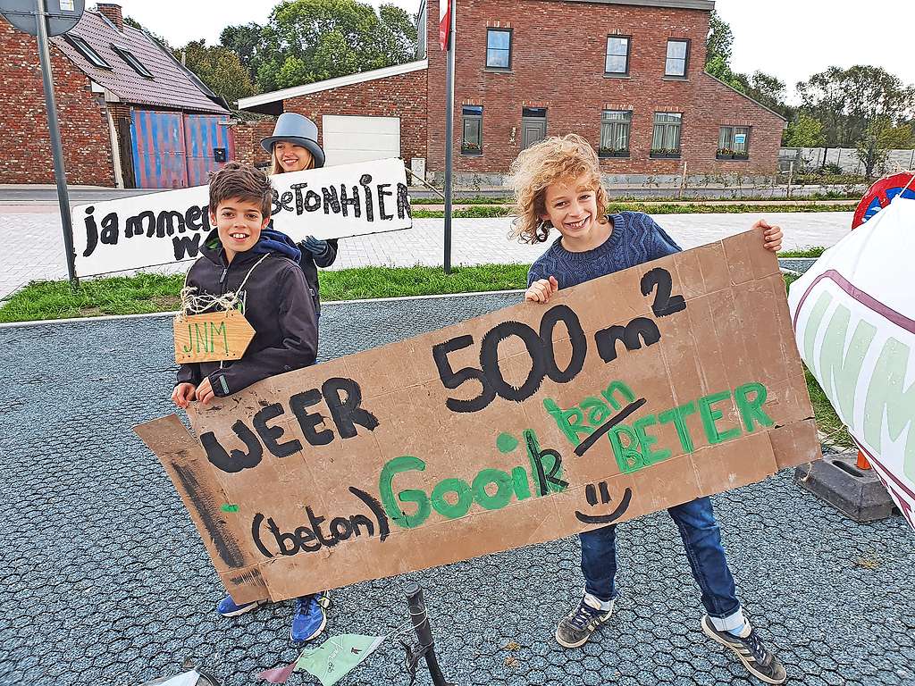 JNM Pajottenland protesteert tegen het overaanbod aan parkeerplaatsen. © Lore Bonte