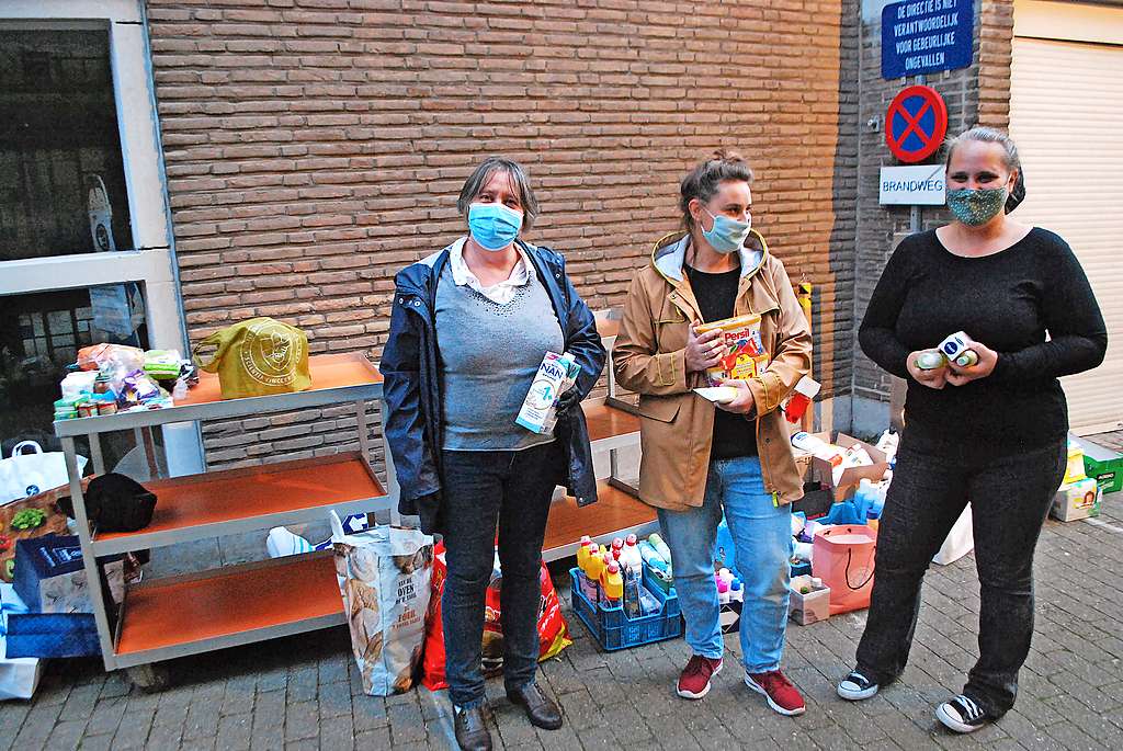 Sarah ’T Joncke (rechts) keurt samen met andere leerkrachten de talrijke giften. © Filip Ceulemans