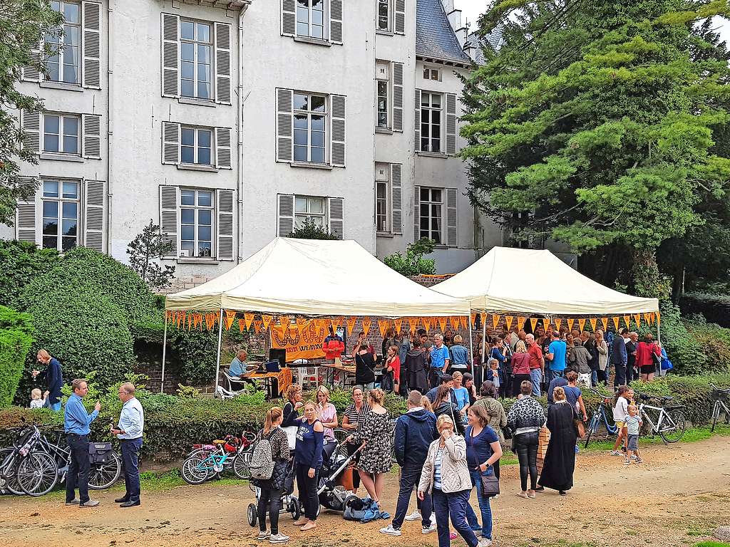 In een ongedwongen sfeer maken Wemmelaars kennis met elkaar tijdens Bar ChâtO. © Dirk Vandervelden