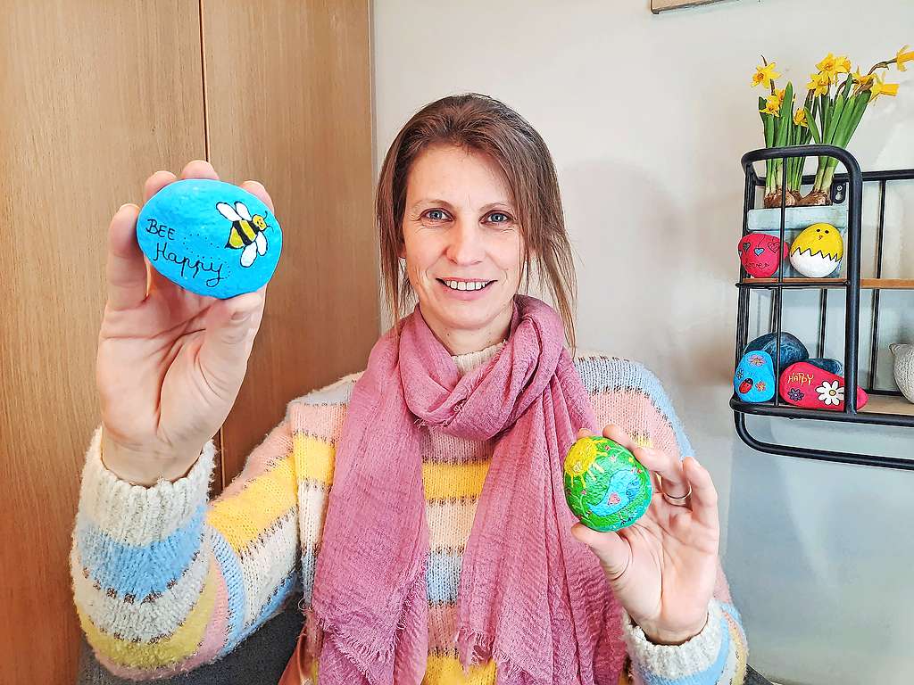 Om de lente in te luiden, maakte Sigrid Christiaens de voorbije weken voornamelijk kleurrijke stenen. © Sigrid Christiaens