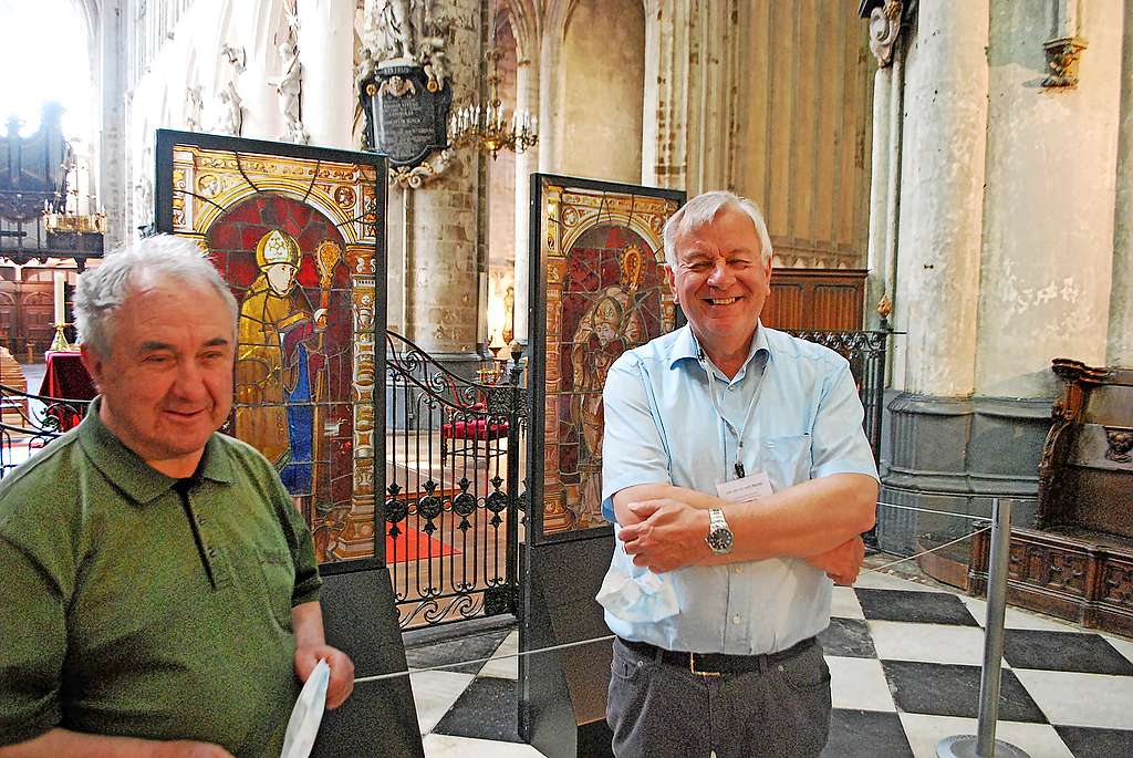 Felix Van Meerbergen (links) en Michel Van der Eycken voor de glasramen. © Filip Ceulemans