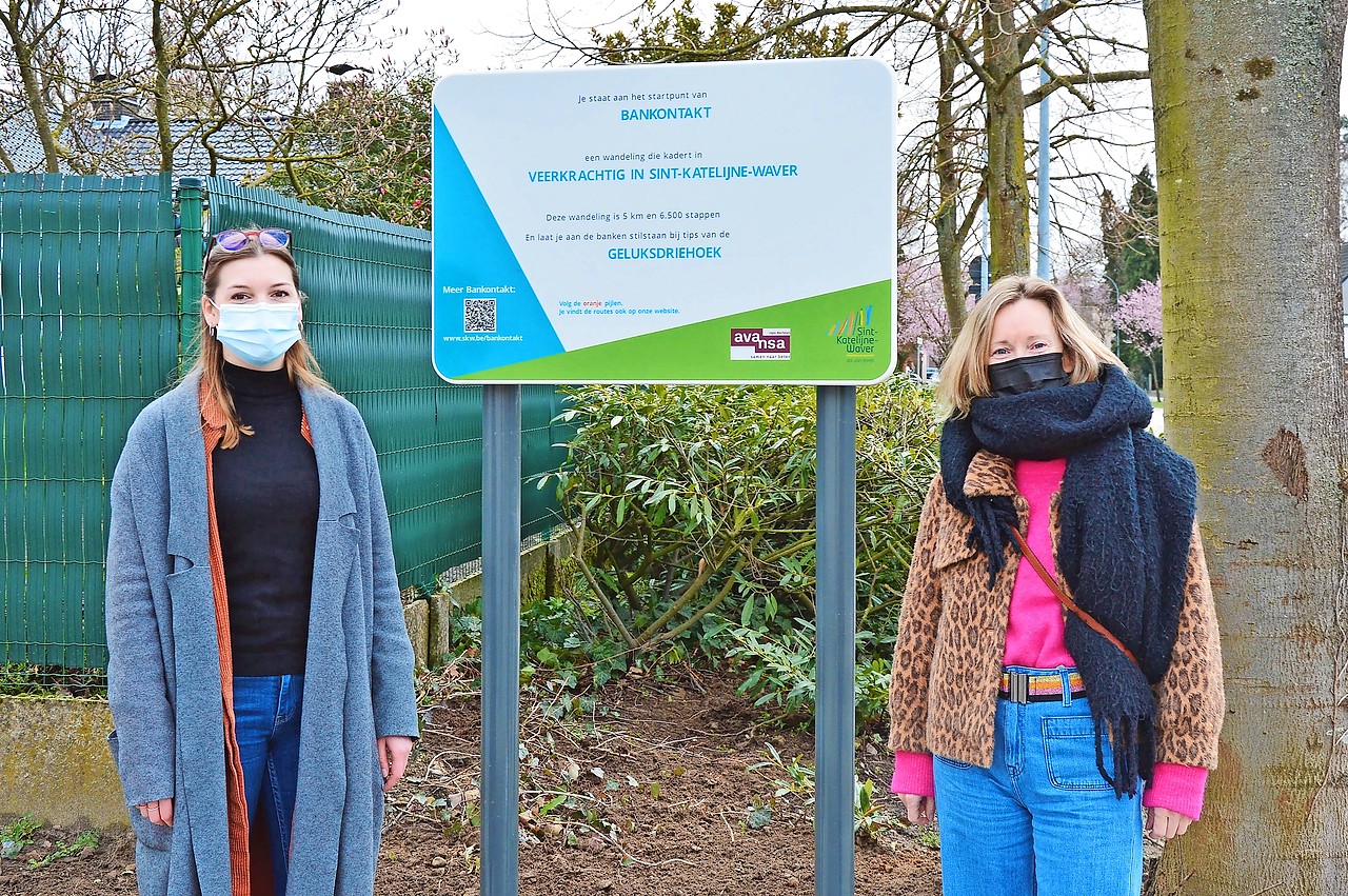 Wavers schepen Sarah De Keyser en Ellen Van Looy (rechts) bij een infobord. © Avansa