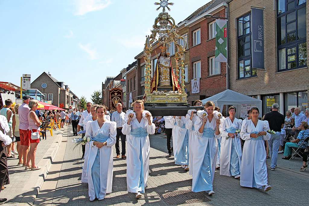 Het Mariale gedeelte opent voortaan de Maria Ommegang in Kalfort. © Luk Schokkaert