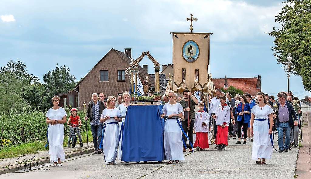 Tijdens de processie wordt het beeld van Onze-Lieve-Vrouw meegedragen. © Gert Janssens