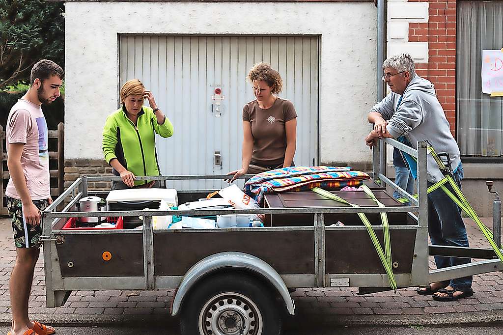 Vrijwilligers maken een transport klaar met hulpgoederen voor de getroffen regio in Wallonië. © Diet Uytterhoeven