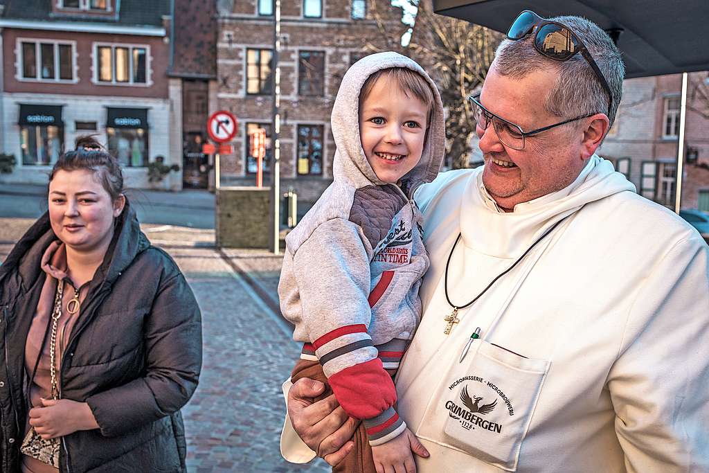 Karel Stautemas met één van de kinderen die hij meebracht uit Oekraïne. © Leo De Bock