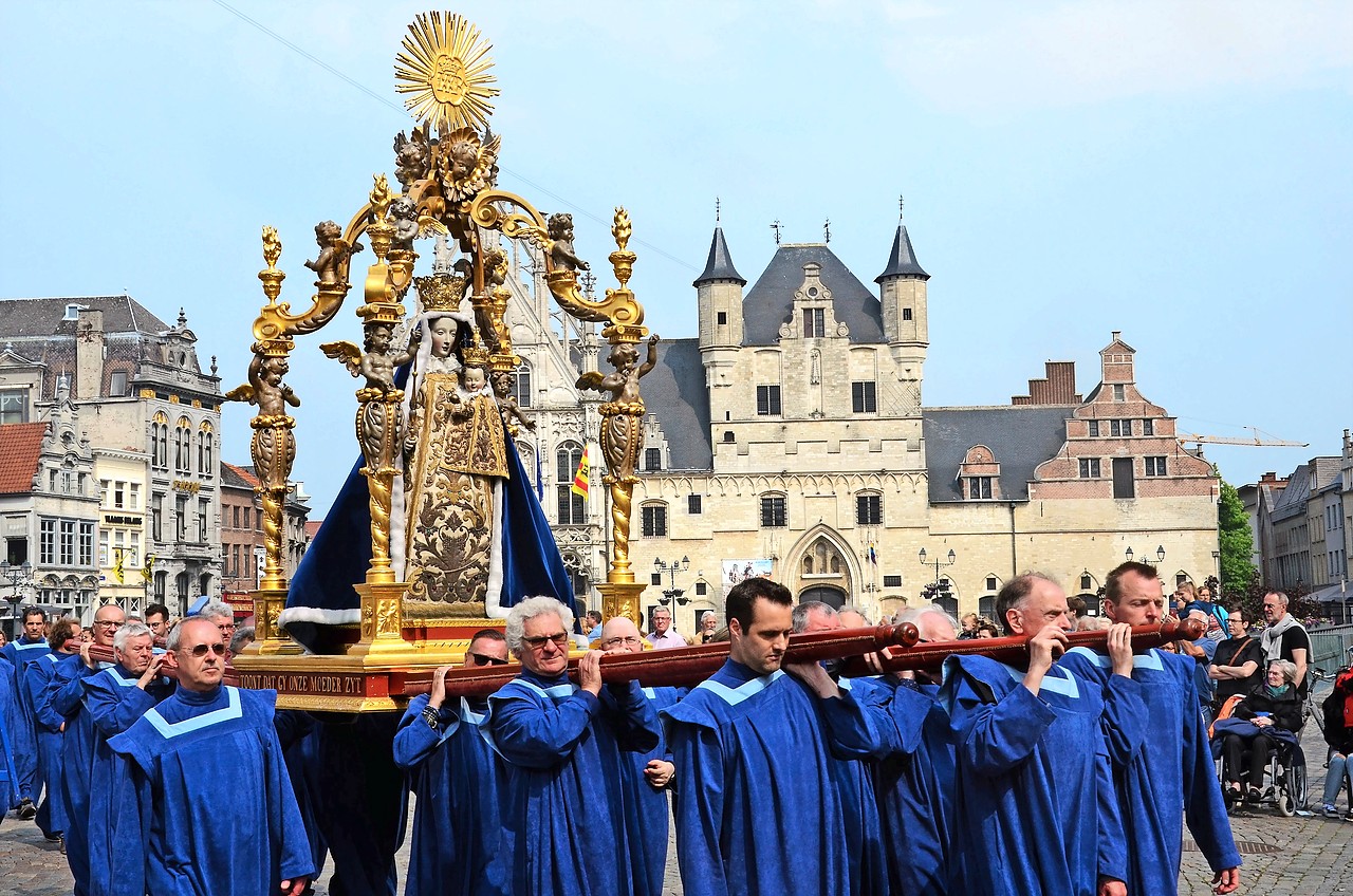 Het beeld van Onze-Lieve-Vrouw van Hanswijk staat centraal in de processie. © Luc Hilderson