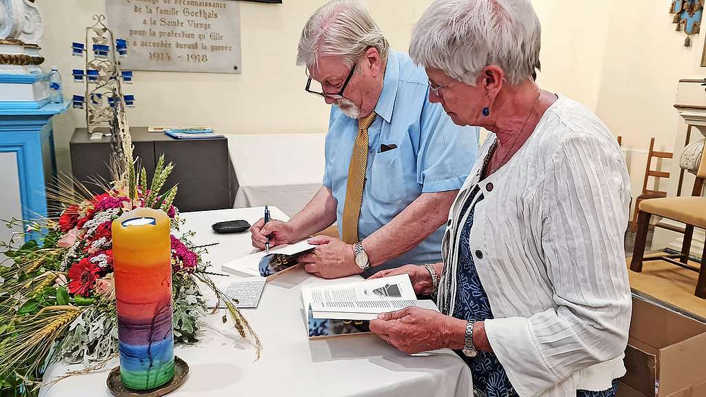 Jan Lagae signeert zijn pasverschenen boek over vrijwilligers. © Erik Devriendt