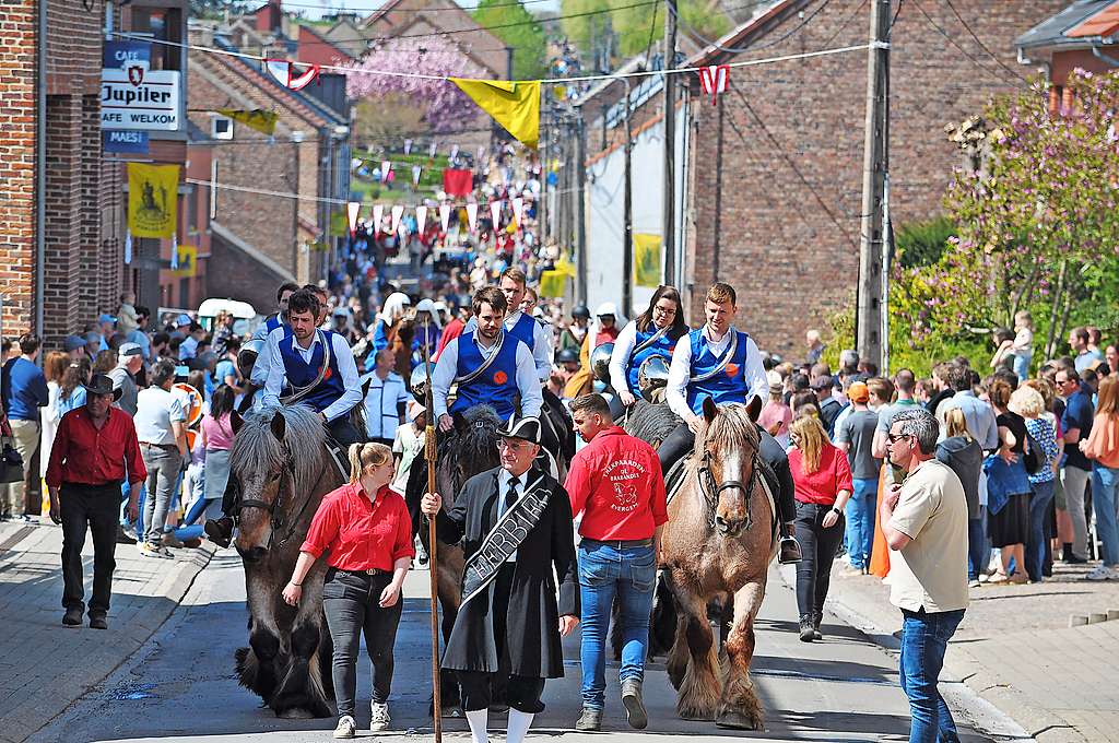 De processie trekt van Hakendover naar de Tiense Berg. © Liesbeth Vanhelmont