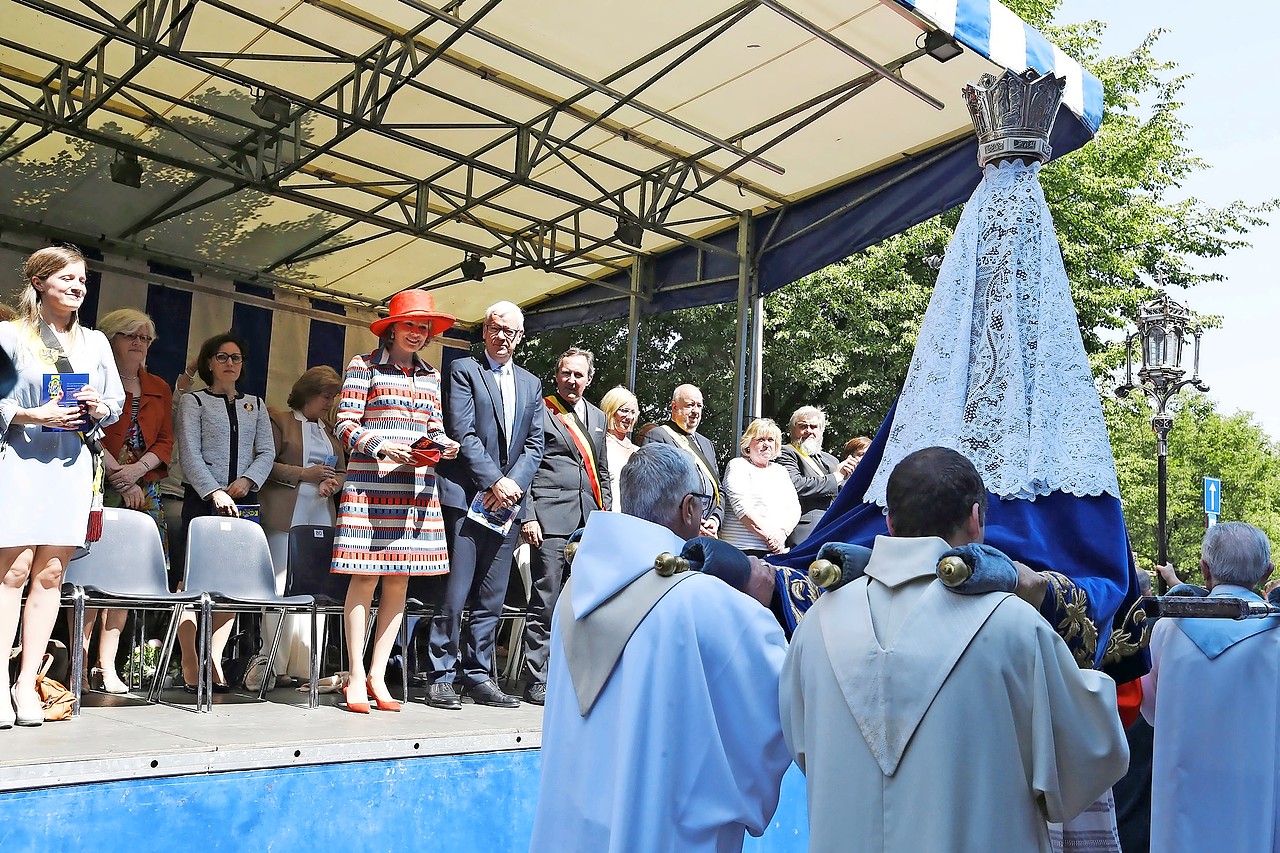 Koningin Mathilde was een aandachtige toeschouwer tijdens de Mariaprocessie van 2018. © Nicolas Maeterlinck