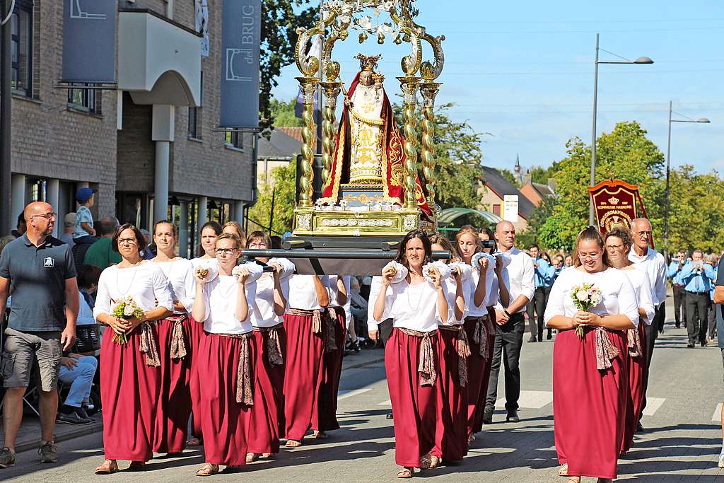 Acht meisjes dragen het beeld van Onze-Lieve-Vrouw ten Traan. Het Mariabeeld, gehuld in rijkelijke Spaanse gewaden, vormt al eeuwenlang het voorwerp van intense verering. © Luk Schokkaert