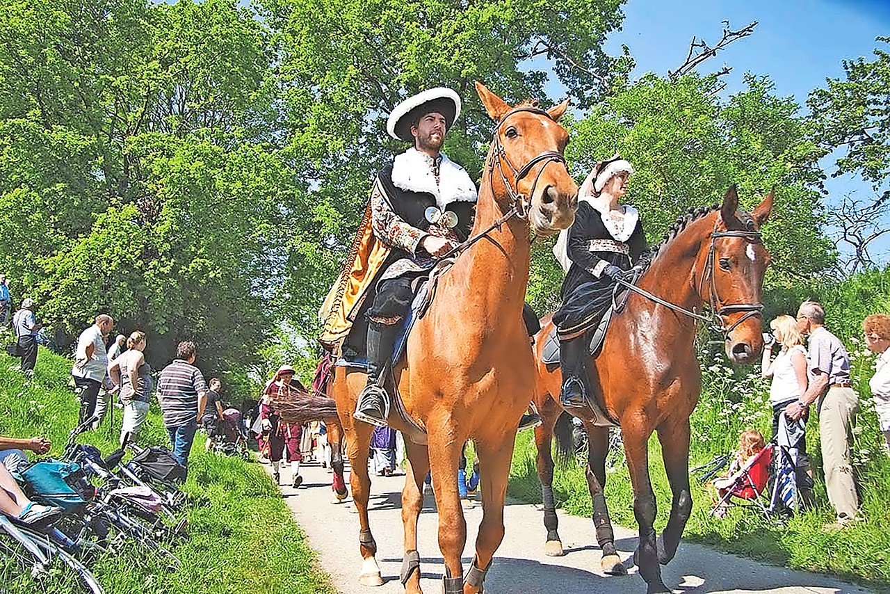 De paardenprocessie trekt zich op gang naar de Tiense Berg. © Processiecomité Hakendover