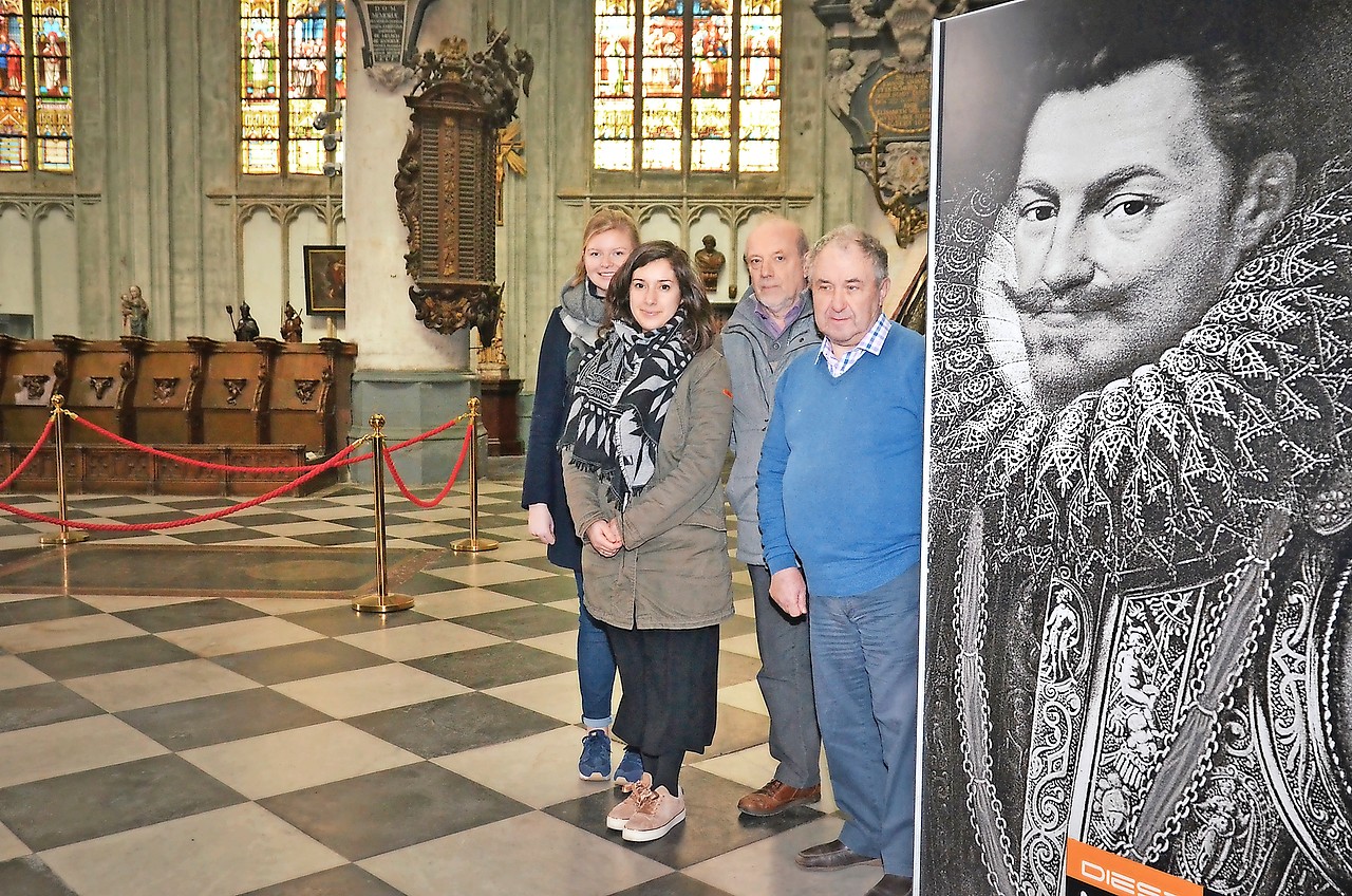 Deken Felix Van Meerbergen (blauwe trui) en organisatoren bij het graf in de kerk. © Tony Dupont