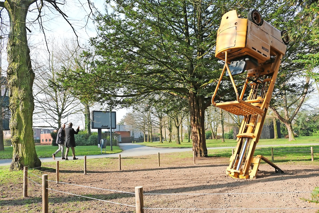 Atlas, een installatie van de Belgische kunstenaar Frederik Van Simaey over psychische draagkracht. © Jozefien Van Huffel