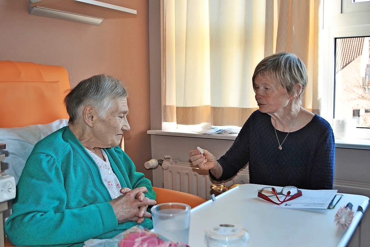 Op zondagochtend is er tijd voor een praatje bij de communiebedeling. © Martine Croonen