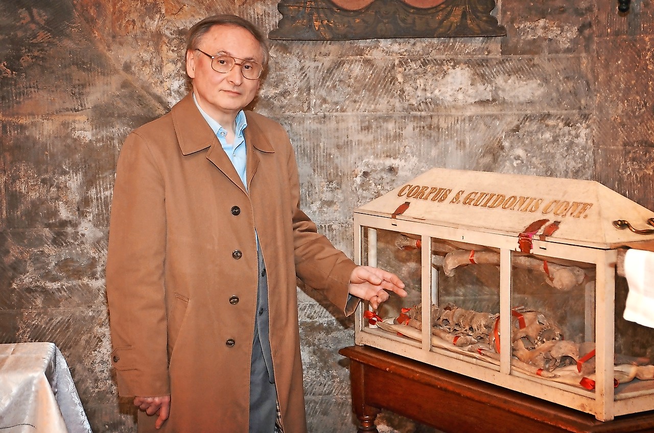 Herman Loris bij de overblijfselen van de heilige Guido in de Anderlechtse crypte. © Tony Dupont