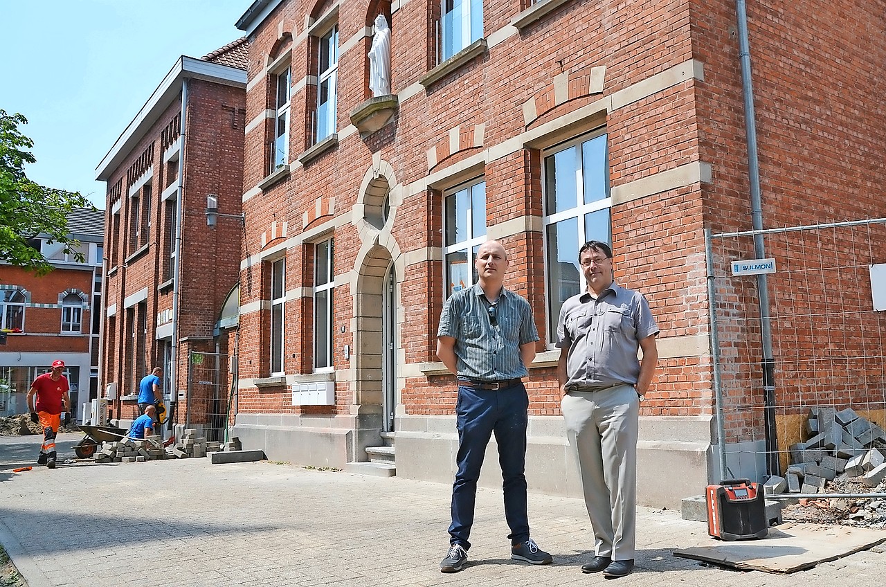 Jeroen Laevaert (links) en Werner Van laer bij het gewezen klooster in Breendonk. © Tony Dupont