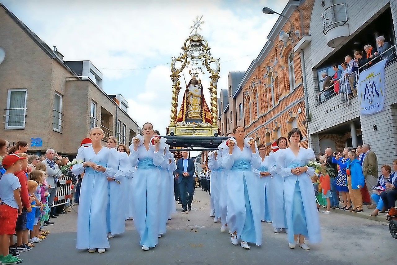 Hoogtepunt van de ommegang blijft de troon met het beeld, gedragen door acht vrouwen. © Ommegangcomité Kalfort